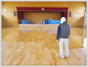 研磨と塗装を繰り返していきます。